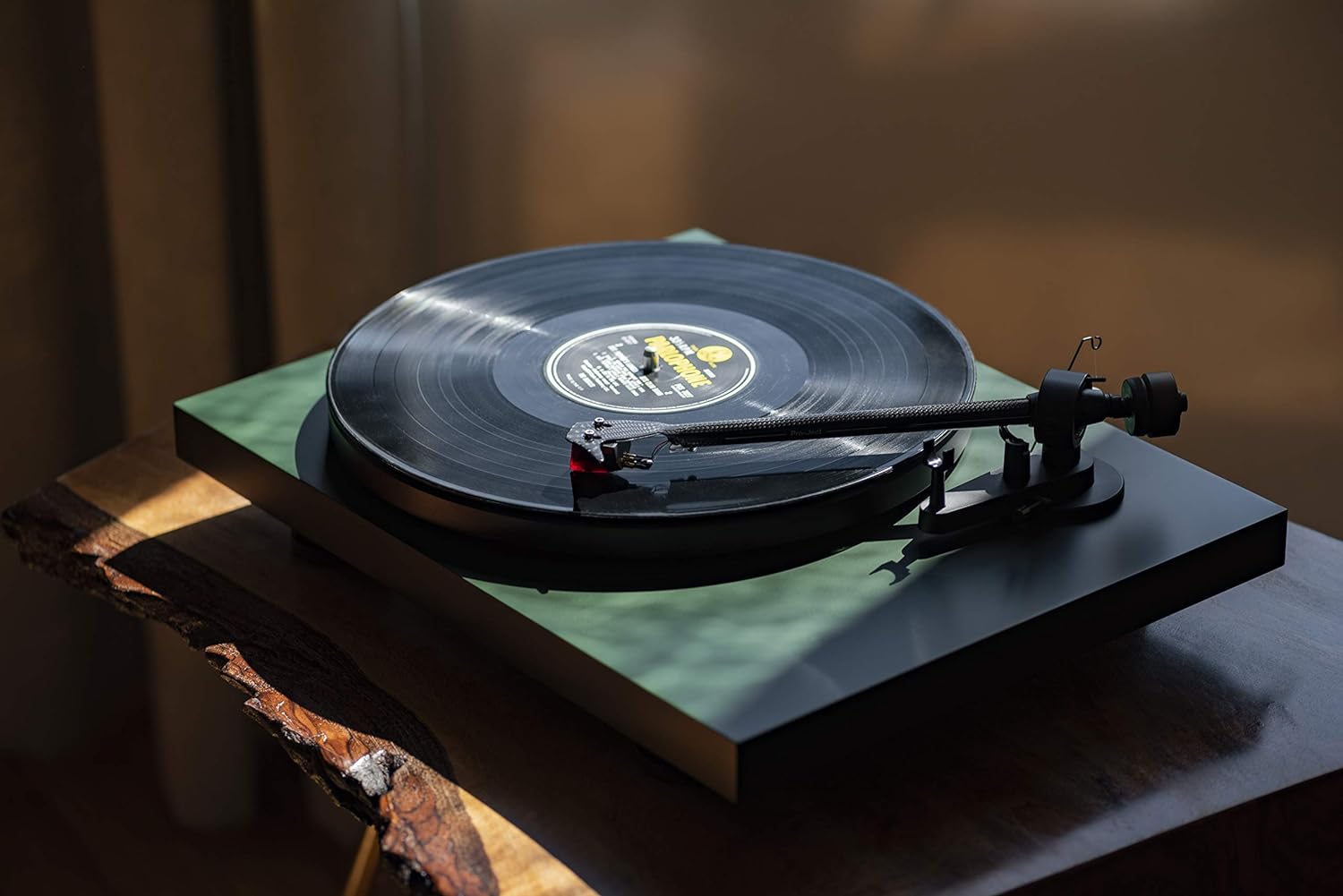 Pro-Ject Debut Carbon EVO - Gloss Black with 2M Red